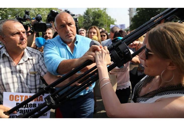 Провокаторка от Буларус нападна Борисов със статив на влизане в ГДНП Провокаторка от Буларус нападна Борисов със статив на влизане в ГДНП